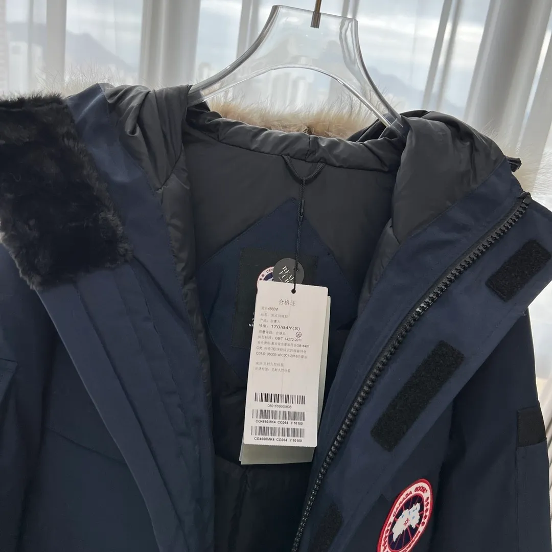 P840 Top version, original top quality Canadian brand Canada Goose has always been recognized as the warmest down jacket. Various Instagram celebrities, Internet celebrities, and celebrities often wear it for street photos. I do Canada Goose every year, but I still can’t get rid of my love for the geese. No matter how cold the weather is, there is no need to be afraid, because there are geese! ! The fur collar is made of top-grade imported coyote fur, which is not comparable to most of the loose and soft raccoon fur and fake fur on the market. The delicate and firm feel of the natural Siberian coyote fur collar is the sense of life that comes from the erosion of wind and frost in nature. The fur collar is removable! Filled with 90% white duck down, Canada Goose is the legendary warmest down jacket and is known as a must-have for Arctic outdoor sports! The most popular down jacket in the world, celebrities are rushing to buy it, it is a must-have! Same style for men and women Size: XS to XXXL Ready in stock😍😍
